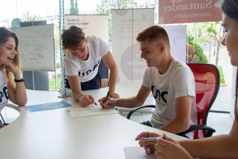 Estudiantes de la UPCT en la Oficina de Emprendedores.